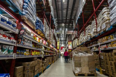 Sao Paulo, Brezilya, 19 Kasım 2021. Sao Paulo 'nun güneyindeki Hollandalı toptancı Makro' nun dükkanında..