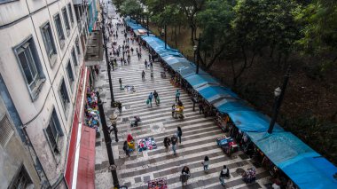 Sao Paulo, Brezilya, 20 Kasım 2021 Sao Paulo, Brezilya 'da General Carneiro caddesi boyunca yürüyen insanlar.