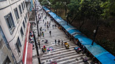 Sao Paulo, Brezilya, 20 Kasım 2021 Sao Paulo, Brezilya 'da General Carneiro caddesi boyunca yürüyen insanlar.