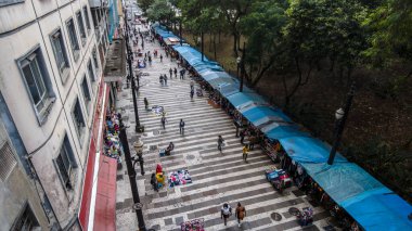 Sao Paulo, Brezilya, 20 Kasım 2021 Sao Paulo, Brezilya 'da General Carneiro caddesi boyunca yürüyen insanlar.