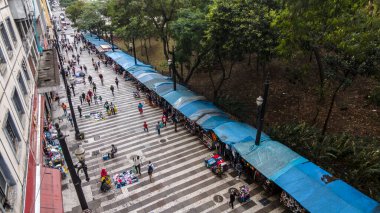 Sao Paulo, Brezilya, 20 Kasım 2021 Sao Paulo, Brezilya 'da General Carneiro caddesi boyunca yürüyen insanlar.