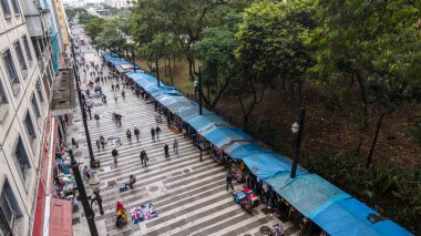 Sao Paulo, Brezilya, 20 Kasım 2021 Sao Paulo, Brezilya 'da General Carneiro caddesi boyunca yürüyen insanlar.