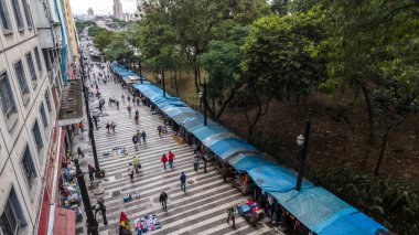 Sao Paulo, Brezilya, 20 Kasım 2021 Sao Paulo, Brezilya 'da General Carneiro caddesi boyunca yürüyen insanlar.