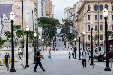 Sao Paulo, Brezilya, Kasım 09, 2021. Pazar günleri boş zamanlarında Sao Paulo şehir merkezindeki yeni Anhangabau Vadisi 'nde gezinen insanları izlerim.