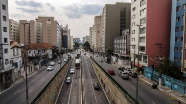 Sao Paulo, Brezilya, 17 Kasım 2021. Francisco Matarazzo Caddesi 'nde trafik Sao Paulo şehrinin batı yakasında.