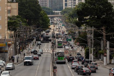 Sao Paulo, Brezilya, 17 Kasım 2021. Francisco Matarazzo Caddesi 'nde trafik Sao Paulo şehrinin batı yakasında.