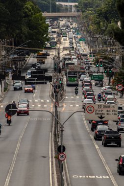 Sao Paulo, Brezilya, 17 Kasım 2021. Francisco Matarazzo Caddesi 'nde trafik Sao Paulo şehrinin batı yakasında.