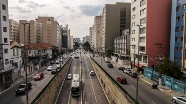 Sao Paulo, Brezilya, 17 Kasım 2021. Francisco Matarazzo Caddesi 'nde trafik Sao Paulo şehrinin batı yakasında.