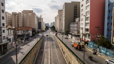 Sao Paulo, Brezilya, 17 Kasım 2021. Francisco Matarazzo Caddesi 'nde trafik Sao Paulo şehrinin batı yakasında.