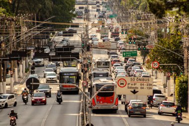 Sao Paulo, Brezilya, 17 Kasım 2021. Francisco Matarazzo Caddesi 'nde trafik Sao Paulo şehrinin batı yakasında.