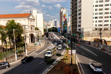 Sao Paulo, Brezilya, 17 Kasım 2021. Francisco Matarazzo Caddesi 'nde trafik Sao Paulo şehrinin batı yakasında.