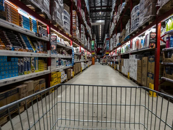 Sao Paulo, Brezilya, 19 Kasım 2021. Sao Paulo 'nun güneyindeki Hollandalı toptancı Makro' nun dükkanında..