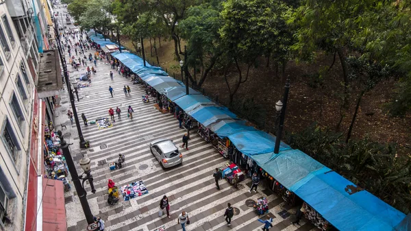 Sao Paulo, Brezilya, 20 Kasım 2021 Sao Paulo, Brezilya 'da General Carneiro caddesi boyunca yürüyen insanlar.