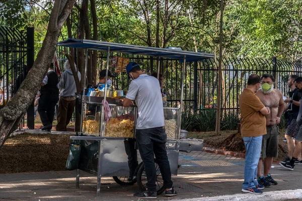 Sao Paulo Brazylia Listopada 2021 Popcorn Chipsy Ziemniaczane Uliczny Sprzedawca — Zdjęcie stockowe