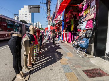 Sao Paulo, Brezilya, 22 Kasım 2021. İnsanlar Sao Paulo şehrinin güneyinde, Santo Amaro mahallesinin popüler ticaretinde yürüyor..