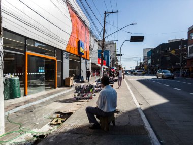 Sao Paulo, Brezilya, 22 Kasım 2021. İnsanlar Sao Paulo şehrinin güneyinde, Santo Amaro mahallesinin popüler ticaretinde yürüyor..