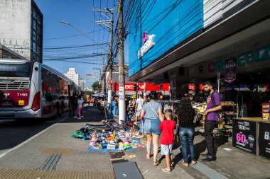 Sao Paulo, Brezilya, 22 Kasım 2021. İnsanlar Sao Paulo şehrinin güneyinde, Santo Amaro mahallesinin popüler ticaretinde yürüyor..