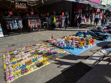 Sao Paulo, Brezilya, 22 Kasım 2021. İnsanlar Sao Paulo şehrinin güneyinde, Santo Amaro mahallesinin popüler ticaretinde yürüyor..
