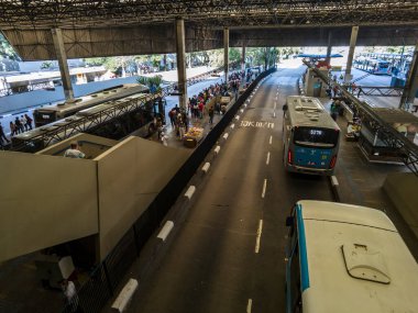 Sao Paulo, Brezilya, 22 Kasım 2021. Santo Amaro Otobüs Terminali, Sao Paulo, Brezilya 'da bekleyen ve şehir otobüslerine giden insanların görüntüsü