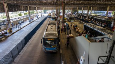 Sao Paulo, Brezilya, 22 Kasım 2021. Santo Amaro Otobüs Terminali, Sao Paulo, Brezilya 'da bekleyen ve şehir otobüslerine giden insanların görüntüsü