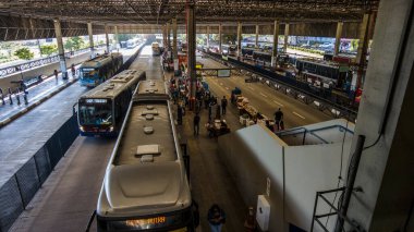 Sao Paulo, Brezilya, 22 Kasım 2021. Santo Amaro Otobüs Terminali, Sao Paulo, Brezilya 'da bekleyen ve şehir otobüslerine giden insanların görüntüsü