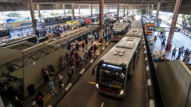 Sao Paulo, Brezilya, 22 Kasım 2021. Santo Amaro Otobüs Terminali, Sao Paulo, Brezilya 'da bekleyen ve şehir otobüslerine giden insanların görüntüsü