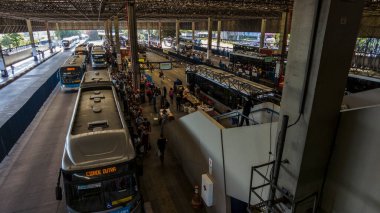 Sao Paulo, Brezilya, 22 Kasım 2021. Santo Amaro Otobüs Terminali, Sao Paulo, Brezilya 'da bekleyen ve şehir otobüslerine giden insanların görüntüsü