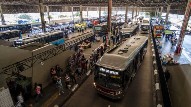Sao Paulo, Brezilya, 22 Kasım 2021. Santo Amaro Otobüs Terminali, Sao Paulo, Brezilya 'da bekleyen ve şehir otobüslerine giden insanların görüntüsü