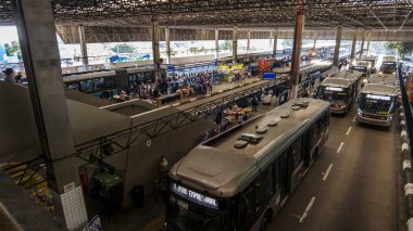 Sao Paulo, Brezilya, 22 Kasım 2021. Santo Amaro Otobüs Terminali, Sao Paulo, Brezilya 'da bekleyen ve şehir otobüslerine giden insanların görüntüsü
