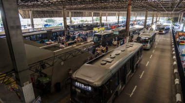 Sao Paulo, Brezilya, 22 Kasım 2021. Santo Amaro Otobüs Terminali, Sao Paulo, Brezilya 'da bekleyen ve şehir otobüslerine giden insanların görüntüsü
