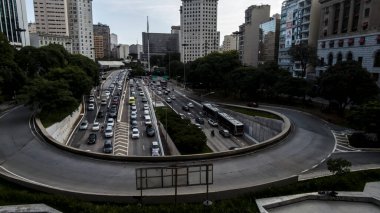 Sao Paulo, Brezilya 23 Kasım 2021. Brezilya 'nın Sao Paulo şehrinde Anhangabau Tüneli ve 23 de Maio Bulvarı girişinde trafik sıkışık..