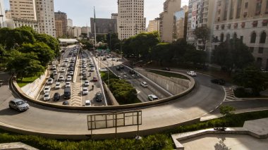 Sao Paulo, Brezilya 23 Kasım 2021. Brezilya 'nın Sao Paulo şehrinde Anhangabau Tüneli ve 23 de Maio Bulvarı girişinde trafik sıkışık..