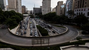 Sao Paulo, Brezilya 23 Kasım 2021. Brezilya 'nın Sao Paulo şehrinde Anhangabau Tüneli ve 23 de Maio Bulvarı girişinde trafik sıkışık..