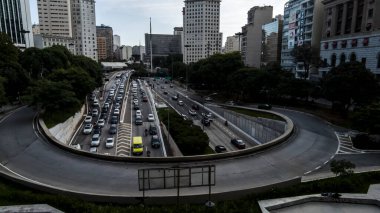Sao Paulo, Brezilya 23 Kasım 2021. Brezilya 'nın Sao Paulo şehrinde Anhangabau Tüneli ve 23 de Maio Bulvarı girişinde trafik sıkışık..