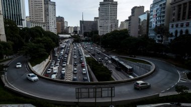 Sao Paulo, Brezilya 23 Kasım 2021. Brezilya 'nın Sao Paulo şehrinde Anhangabau Tüneli ve 23 de Maio Bulvarı girişinde trafik sıkışık..