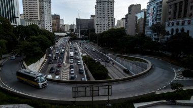 Sao Paulo, Brezilya 23 Kasım 2021. Brezilya 'nın Sao Paulo şehrinde Anhangabau Tüneli ve 23 de Maio Bulvarı girişinde trafik sıkışık..