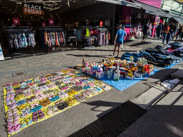 Sao Paulo, Brezilya, 22 Kasım 2021. İnsanlar Sao Paulo şehrinin güneyinde, Santo Amaro mahallesinin popüler ticaretinde yürüyor..