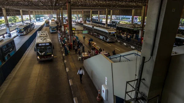 Sao Paulo, Brezilya, 22 Kasım 2021. Santo Amaro Otobüs Terminali, Sao Paulo, Brezilya 'da bekleyen ve şehir otobüslerine giden insanların görüntüsü