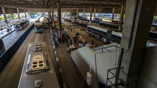 Sao Paulo Brazylia Listopada 2021 Widok Ludzi Czekających Ruchu Autobusów — Zdjęcie stockowe