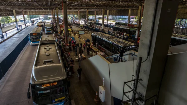 Sao Paulo, Brezilya, 22 Kasım 2021. Santo Amaro Otobüs Terminali, Sao Paulo, Brezilya 'da bekleyen ve şehir otobüslerine giden insanların görüntüsü