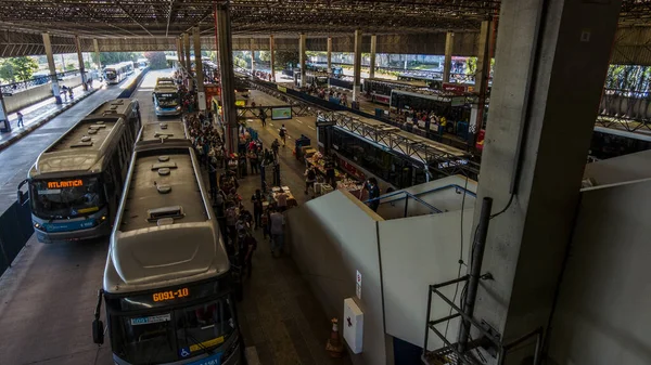 Sao Paulo, Brezilya, 22 Kasım 2021. Santo Amaro Otobüs Terminali, Sao Paulo, Brezilya 'da bekleyen ve şehir otobüslerine giden insanların görüntüsü