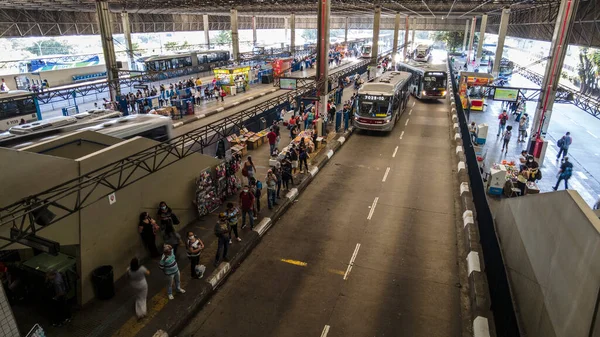 Sao Paulo, Brezilya, 22 Kasım 2021. Santo Amaro Otobüs Terminali, Sao Paulo, Brezilya 'da bekleyen ve şehir otobüslerine giden insanların görüntüsü