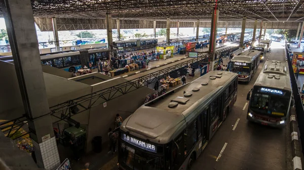 Sao Paulo, Brezilya, 22 Kasım 2021. Santo Amaro Otobüs Terminali, Sao Paulo, Brezilya 'da bekleyen ve şehir otobüslerine giden insanların görüntüsü