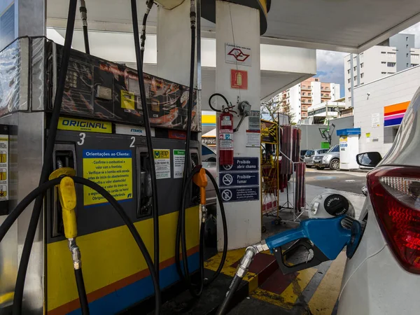 Sao Paulo Brazília 2021 November Autót Üzemanyaggal Tankolják Egy Benzinkútnál — Stock Fotó