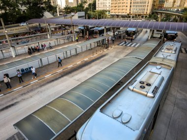 Sao Paulo, Brezilya 23 Kasım 2021. Sao Paulo şehir merkezindeki Bandeira Otobüs Terminali 'nde otobüs ve yolcular hareket halinde.