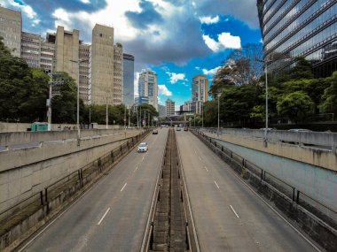 Sao Paulo, Brezilya, 27 Kasım 2021. Juscelino Kubitschek Caddesi 'ndeki araç trafiği ve Sao Paulo şehrindeki Janio Quadros Tüneli girişi.