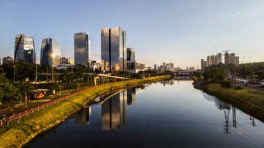 Brezilya Sao Paulo şehrinde modern ofis binaları ve Pinheiros Nehri.
