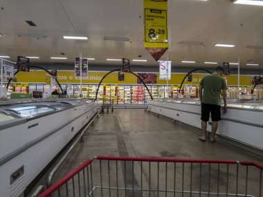 Sao Paulo, Brezilya, 19 Kasım 2021. Sao Paulo 'nun güneyindeki Hollandalı toptancı Makro' nun dükkanında..