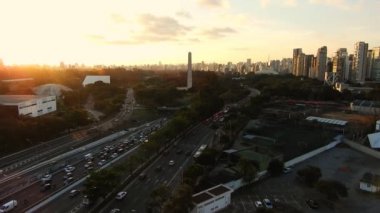 Sao Paulo şehrinde gün batımı Ibirapuera Parkı ve gökyüzü manzaralı.
