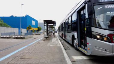 Sao Paulo, Brezilya, 07 Ekim 2021. Sao Paulo şehrinin güneyindeki Adolfo Pinheiro Bulvarı 'nda özel otobüs yolunda araçlar hareket ediyor.